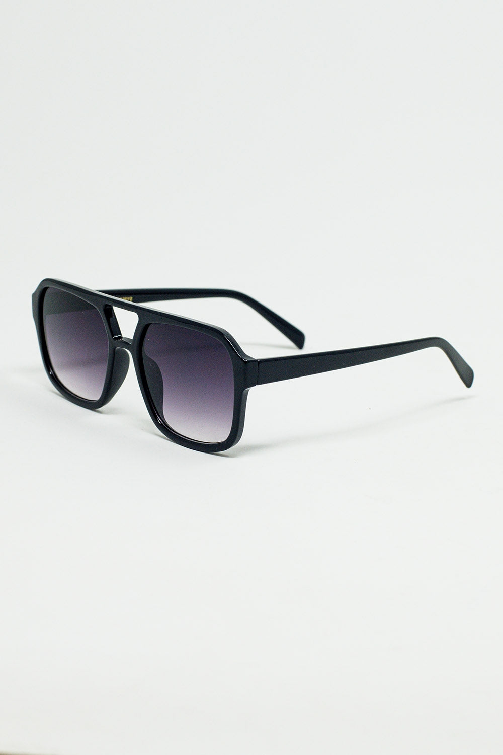 Retro black aviator sunglasses with gradient lenses