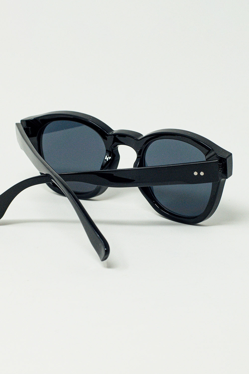 90's Round Sunglasses With Black Tinted Lenses and Black Frame Q2 Sunglasses BoutiqueLua