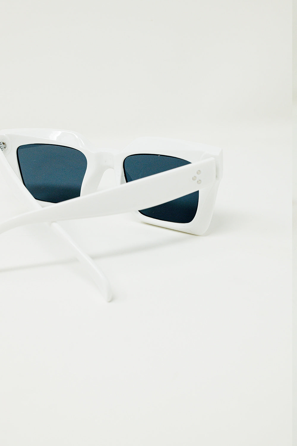 90's Squared Sunglasses in white Q2 Sunglasses BoutiqueLua