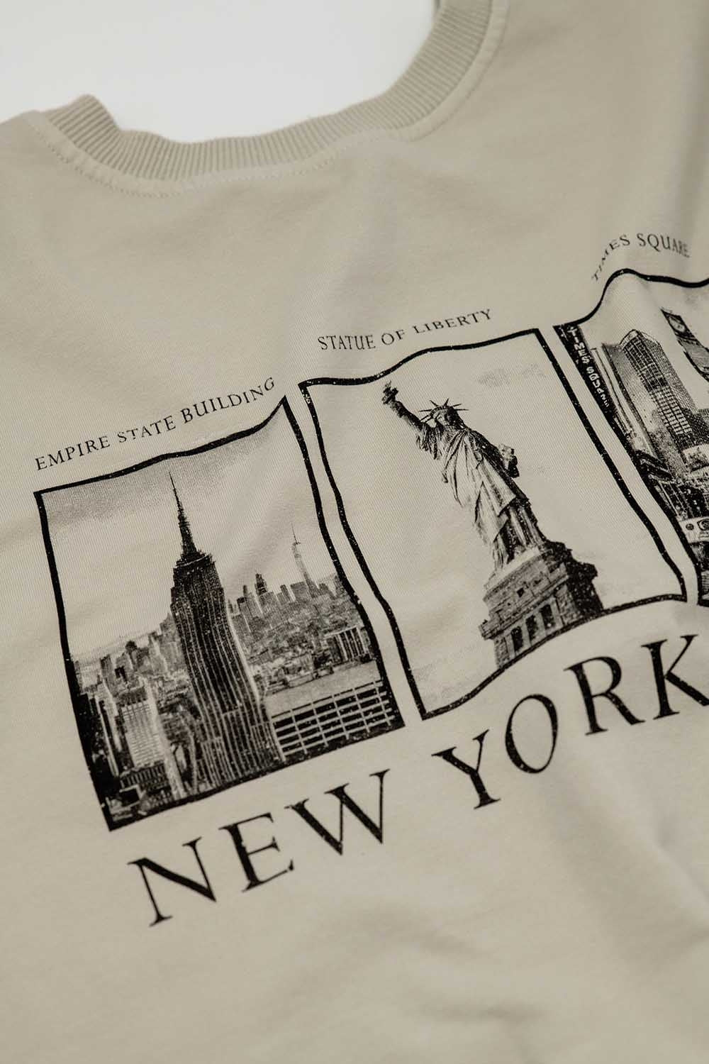 Beige long-sleeved sweatshirt with new york city printed Q2 Sweaters BoutiqueLua