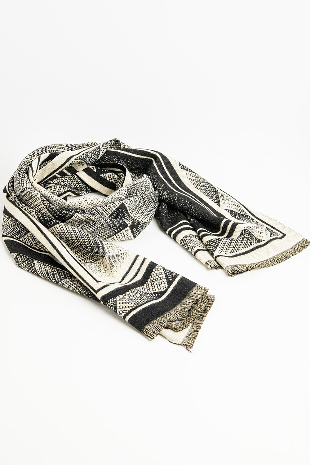 Black knitted scarf with geometric print