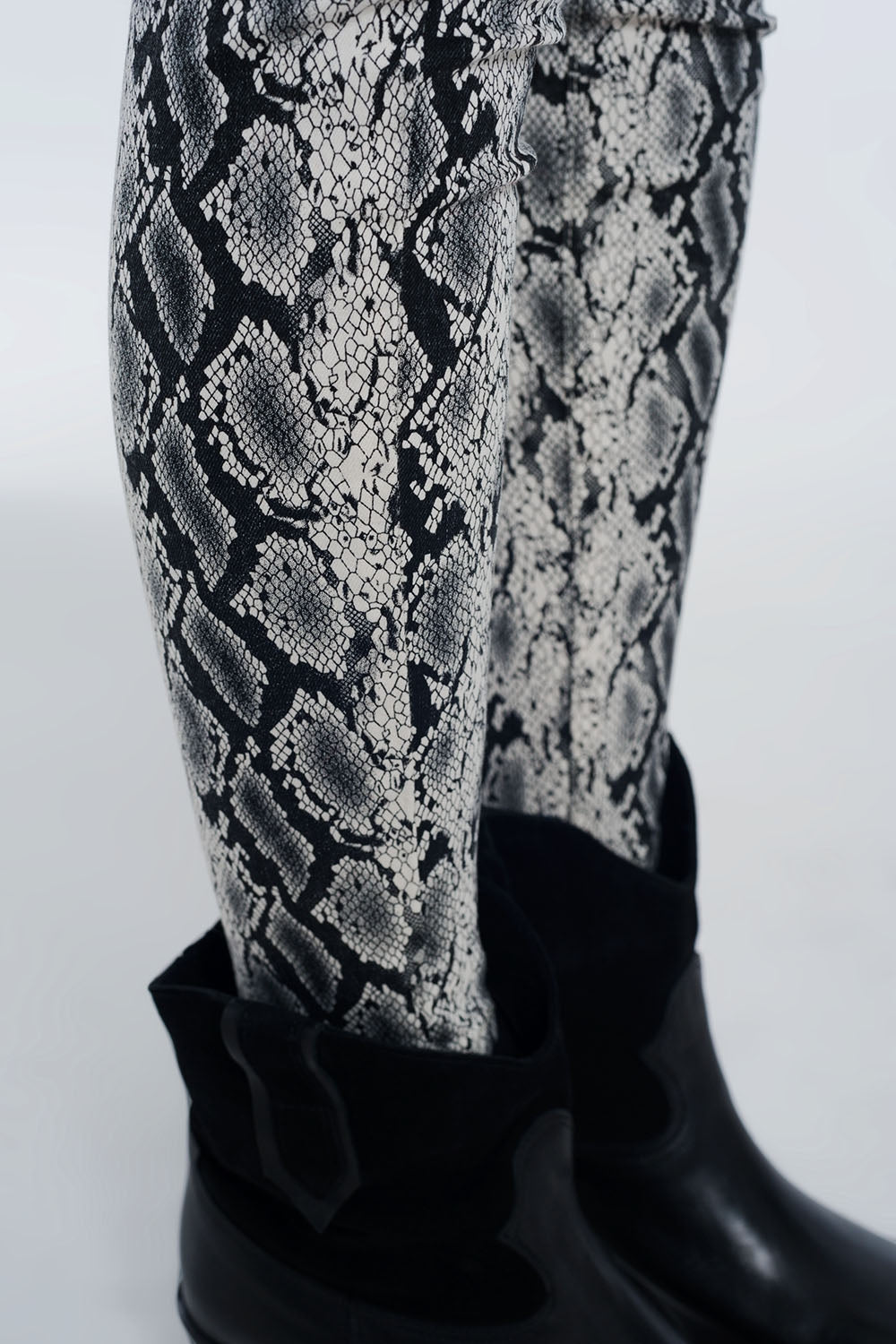 Black pants with snake print Q2 Jeans BoutiqueLua