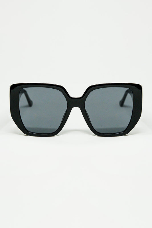 Q2 Black pin-up style sunglasses with geometric design and cat eyes