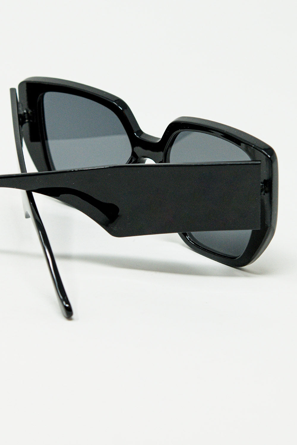 Black pin-up style sunglasses with geometric design and cat eyes Q2  BoutiqueLua