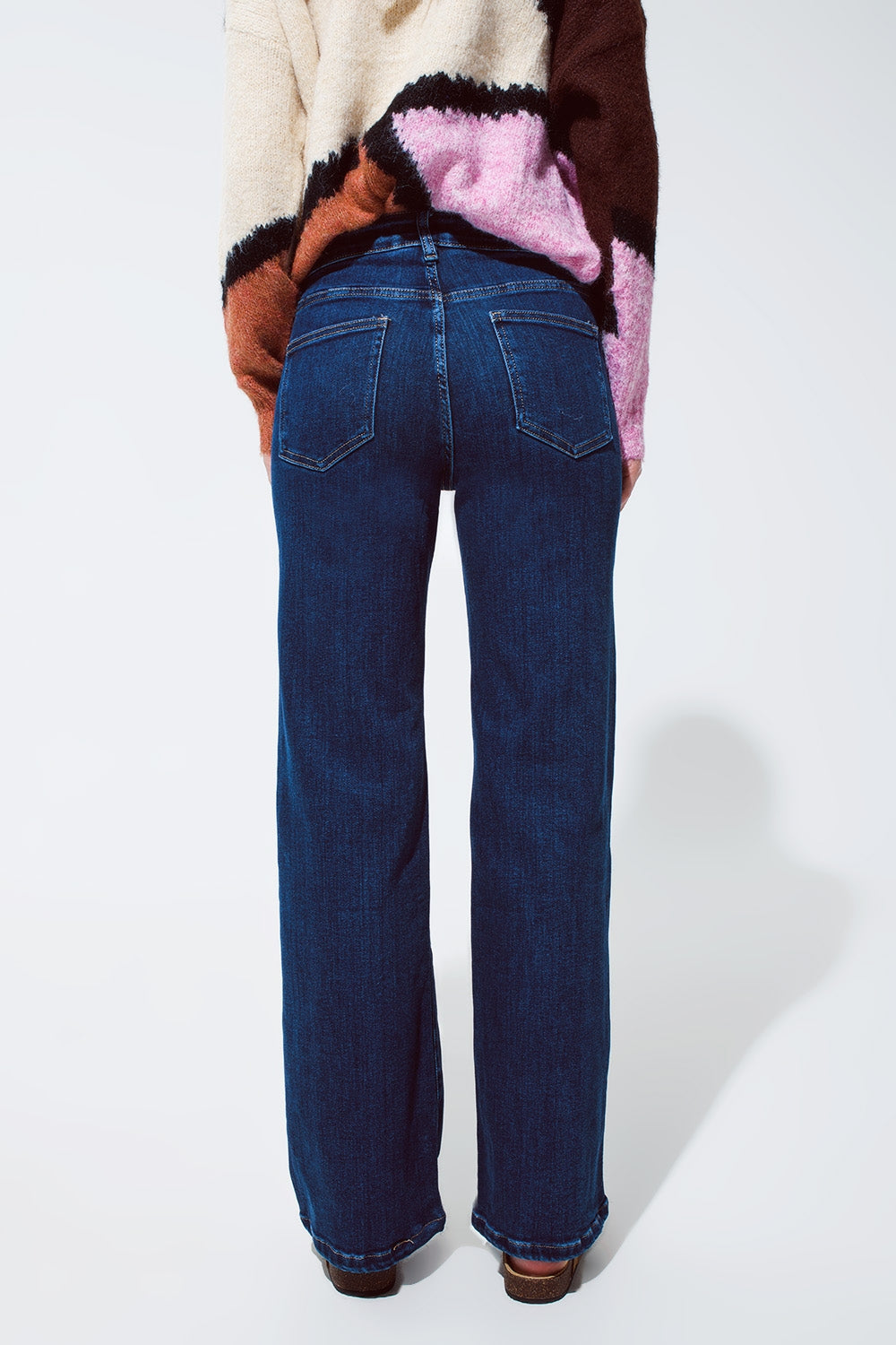 Blue jeans with buttoned pocket details in dark wash Q2 Jeans BoutiqueLua