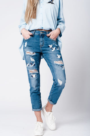 Calça jeans mom jeans azul com bordado de pássaro