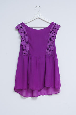 Top com detalhe de babado em bordado roxo