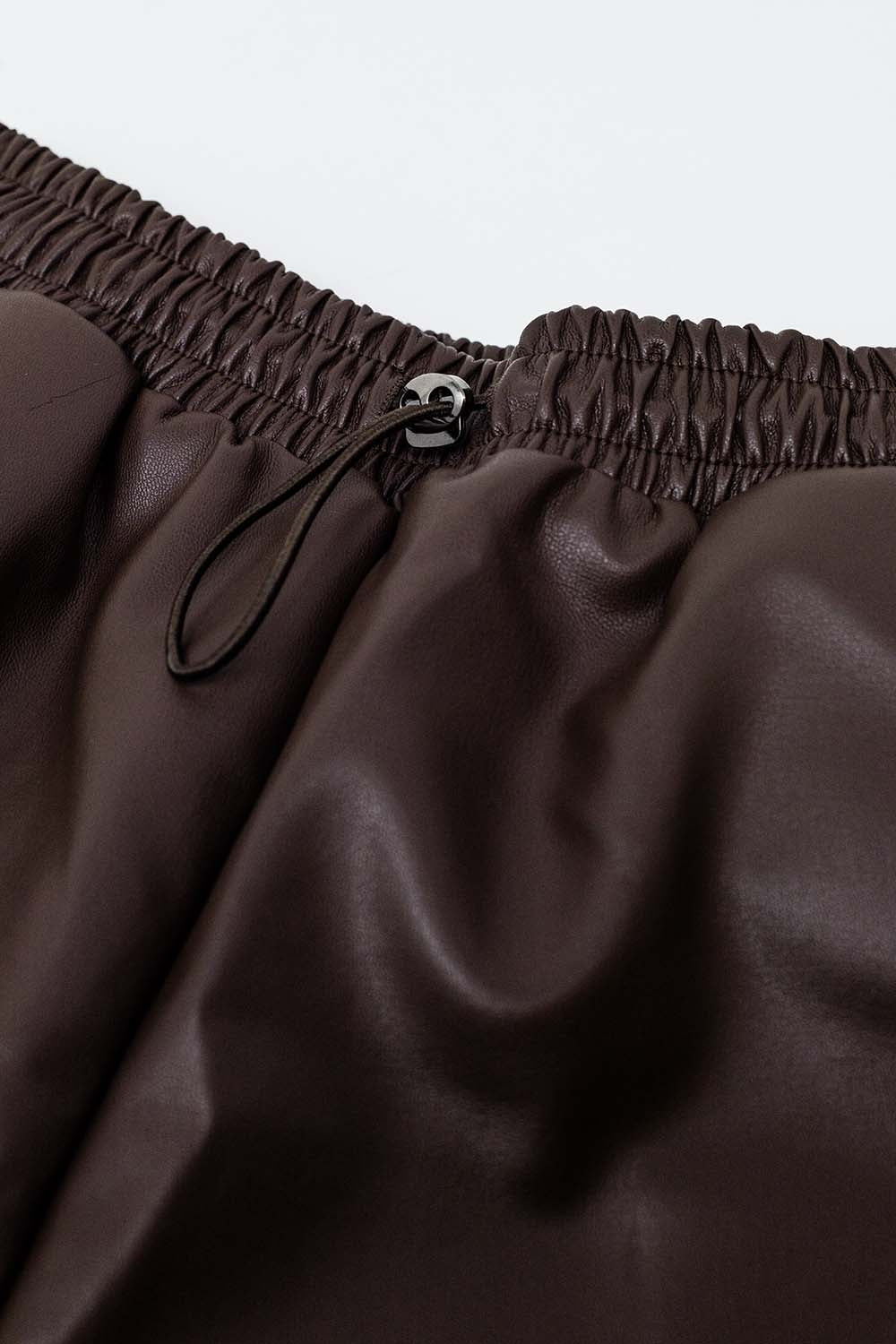 Brown faux leather shorts with gathering at the waist with drawstring