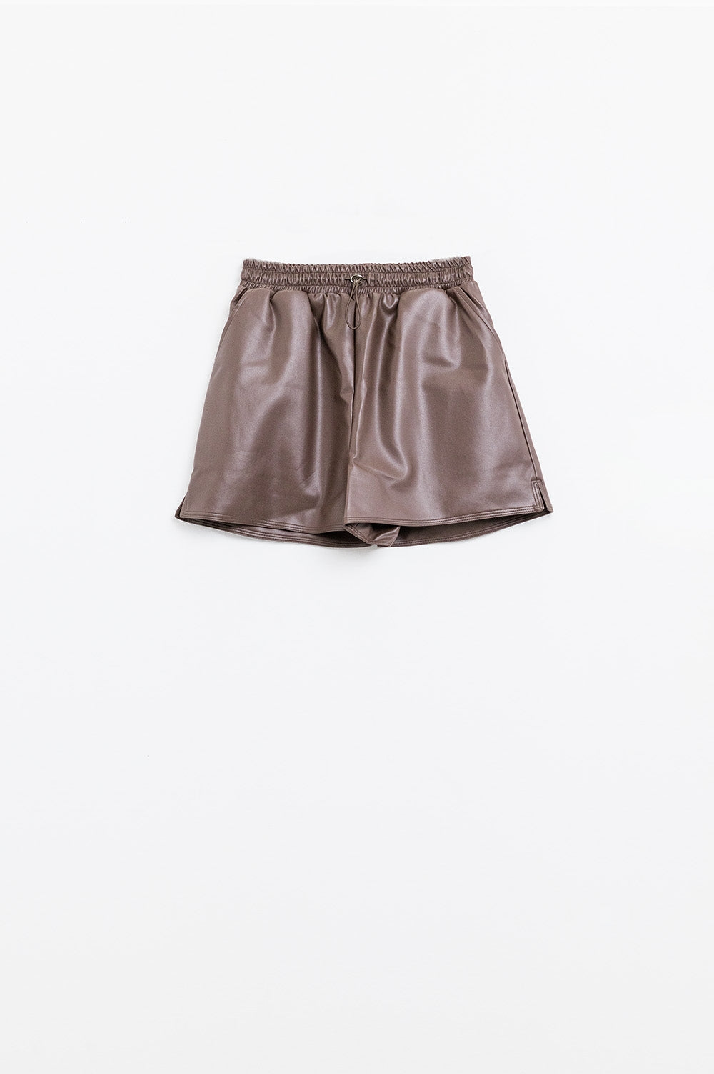 Brown faux leather shorts with gathering at the waist with drawstring