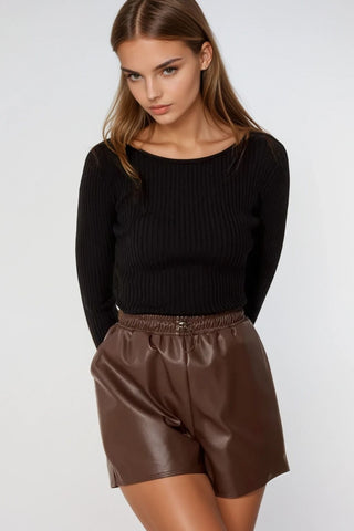 Brown faux leather shorts with gathering at the waist with drawstring