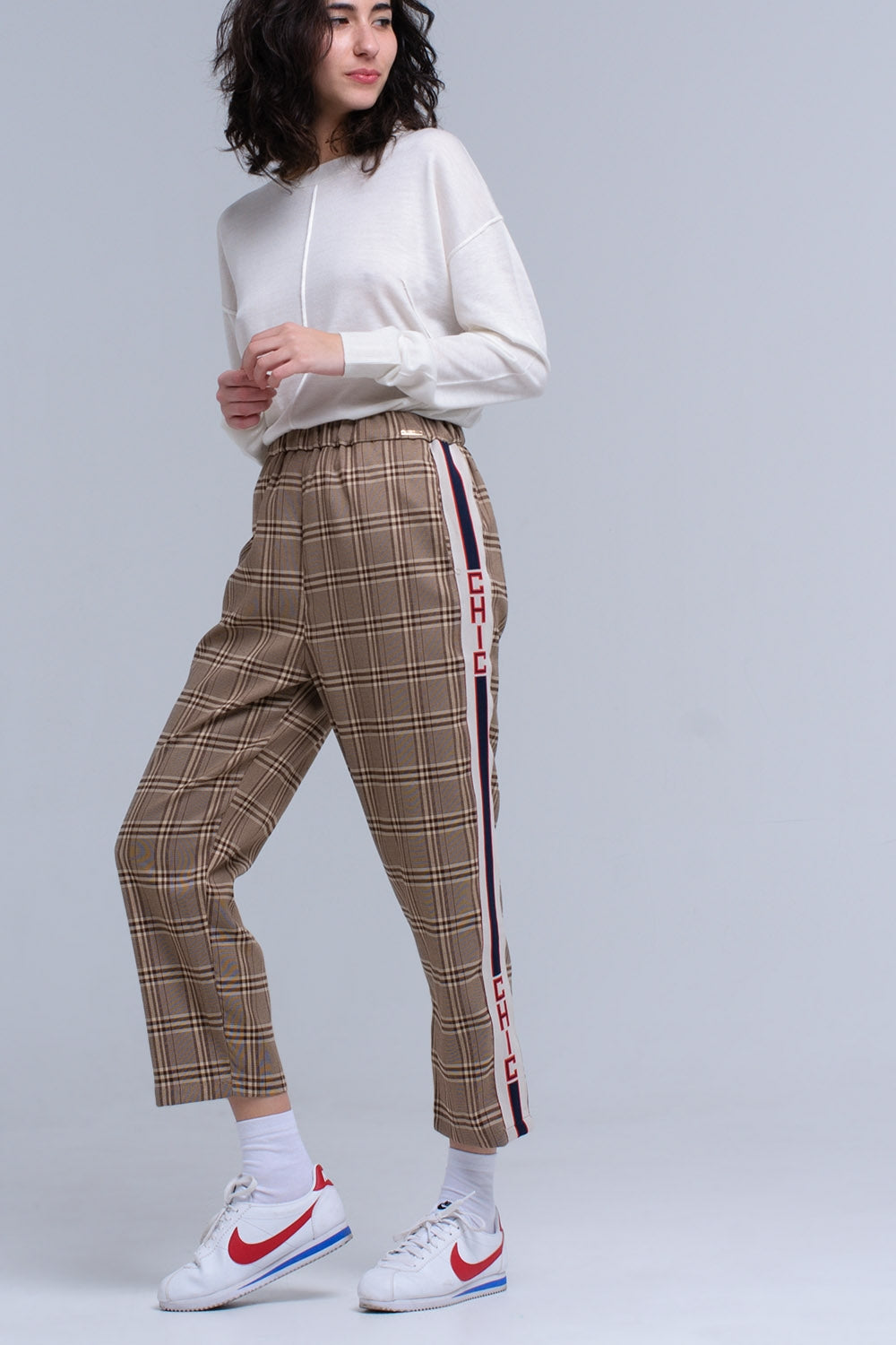 Q2 Brown tartan pattern pants