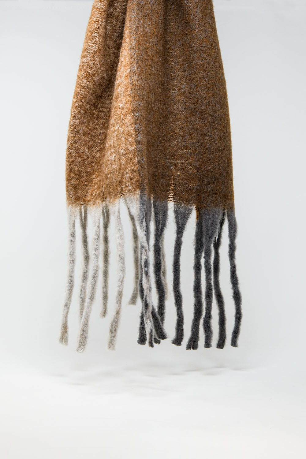 Q2 Chunky knit scarf in brown color block with fringes