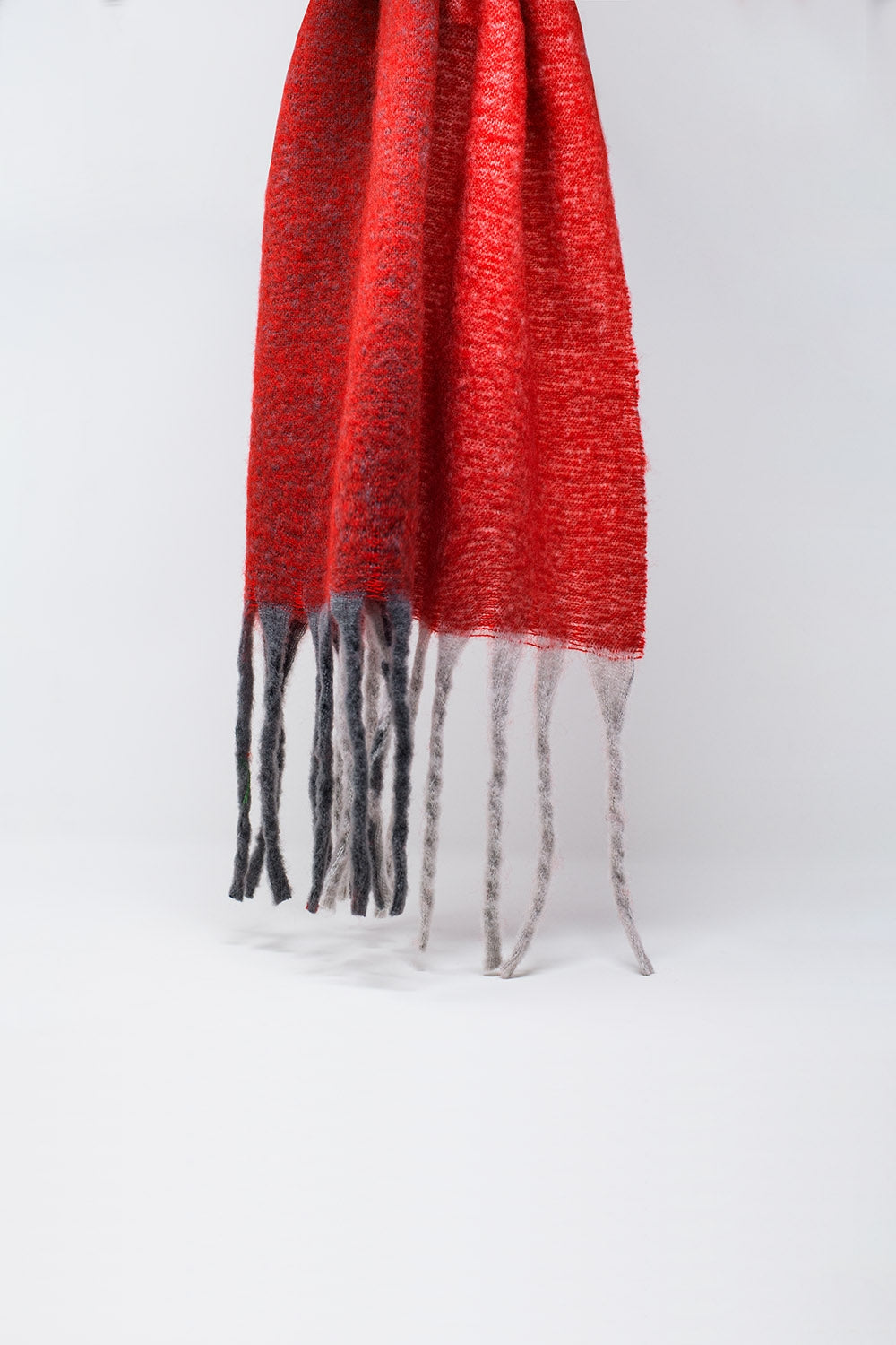 Q2 Chunky knit scarf in red color block with fringes