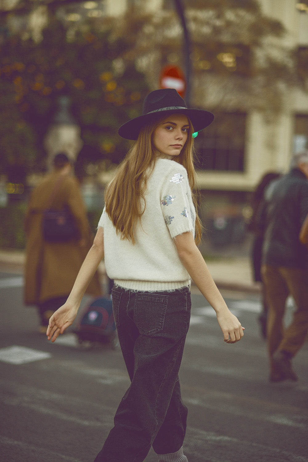 Pull à manches courtes couleur crème avec ornements en paillettes