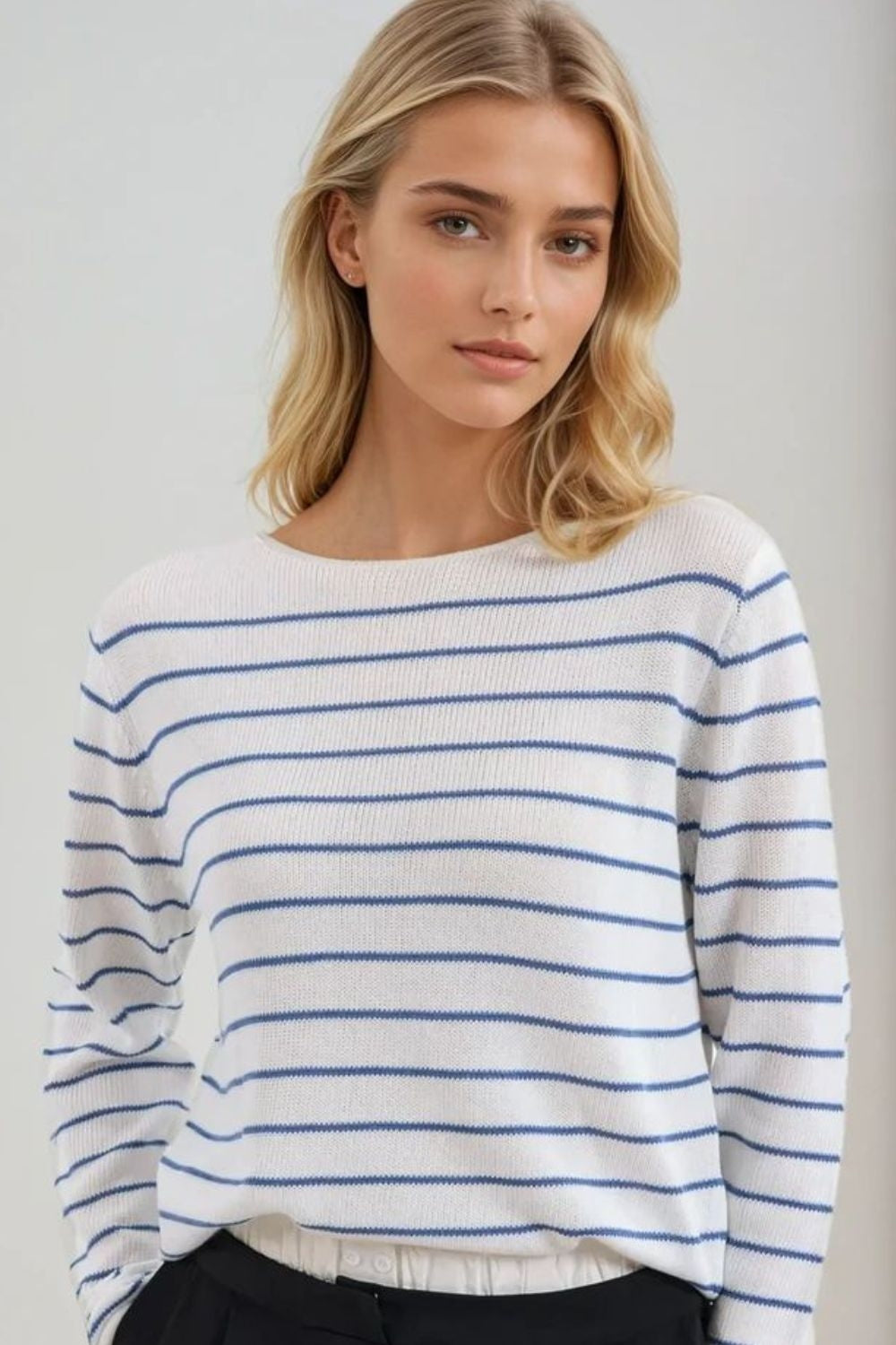 Q2 Cream sweater with blue stripes made of fine knit