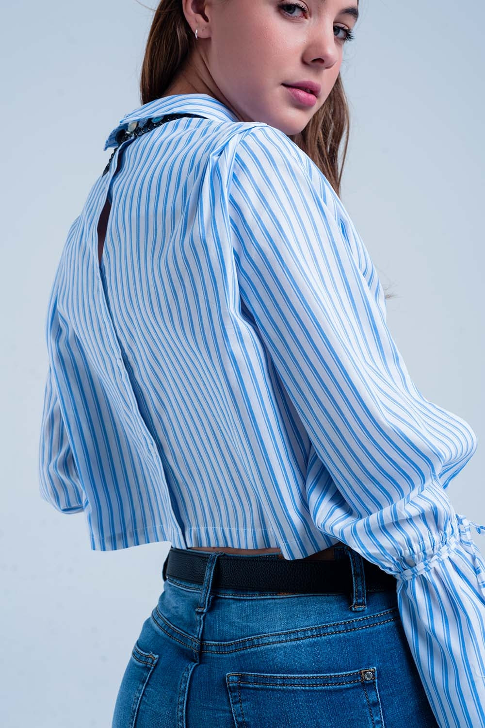 Cropped striped shirt in blue Q2 Shirts BoutiqueLua