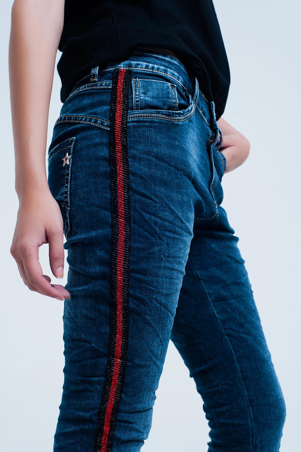 Dark blue boyfriend jeans with red sideband Q2 Jeans BoutiqueLua