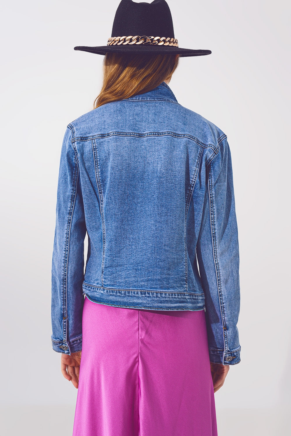 Veste en jean délavé bleu clair avec détails pailletés