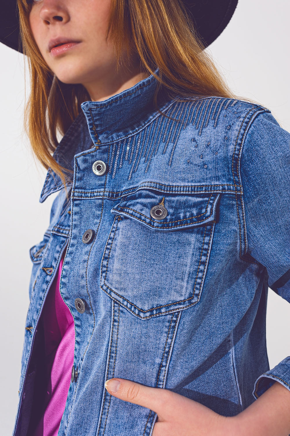 Veste en jean délavé bleu clair avec détails pailletés