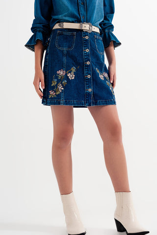 Saia jeans com bordado de flores e botões frontais