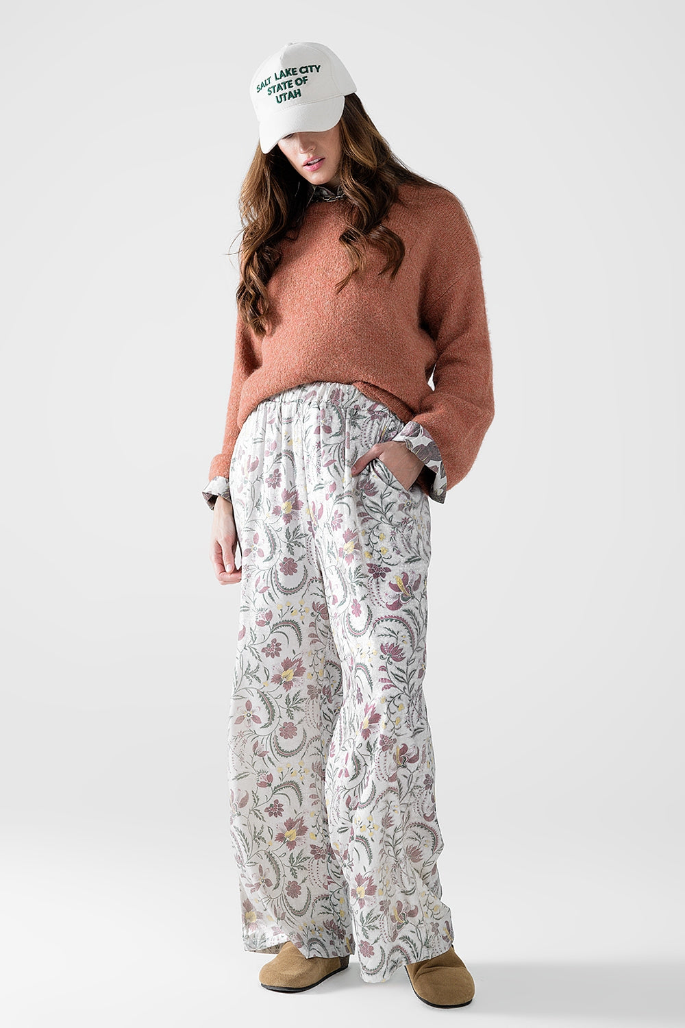 pantalon en satin imprimé fleuri gris