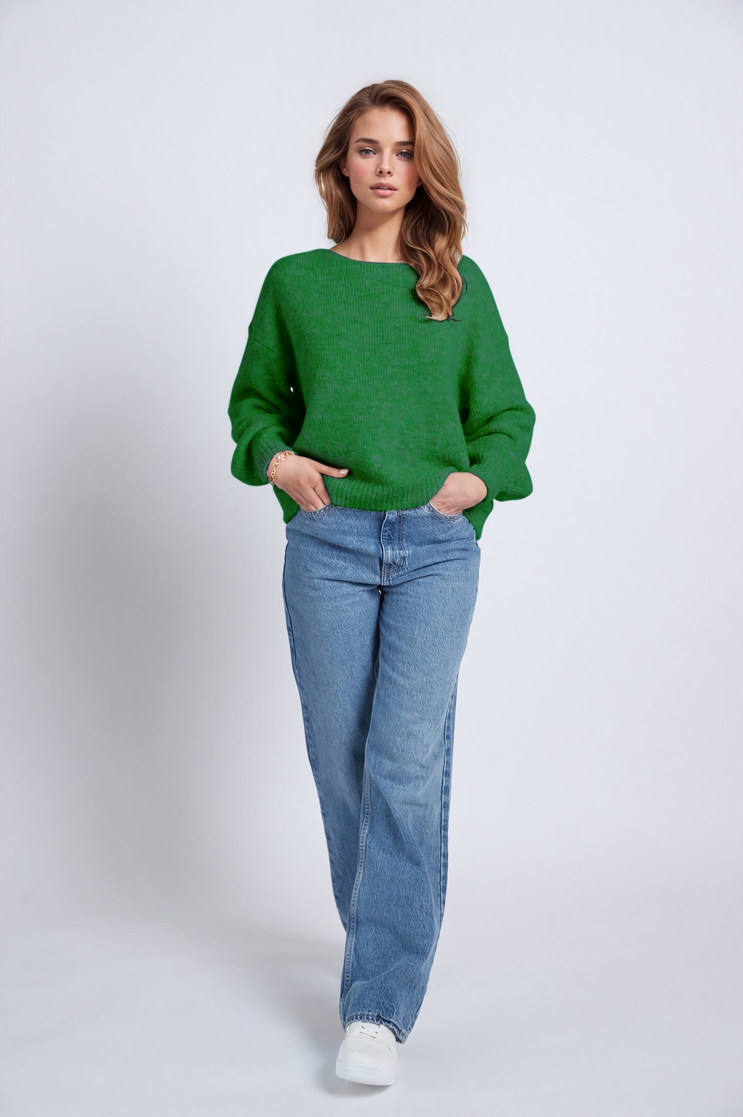 Green sweater with long sleeves and rounded collar Q2 Sweaters BoutiqueLua