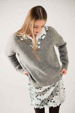 Pull col V gris avec détails pailletés