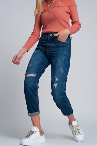 Calça jeans mom slim de cintura alta com lavagem azul e rasgos frontais