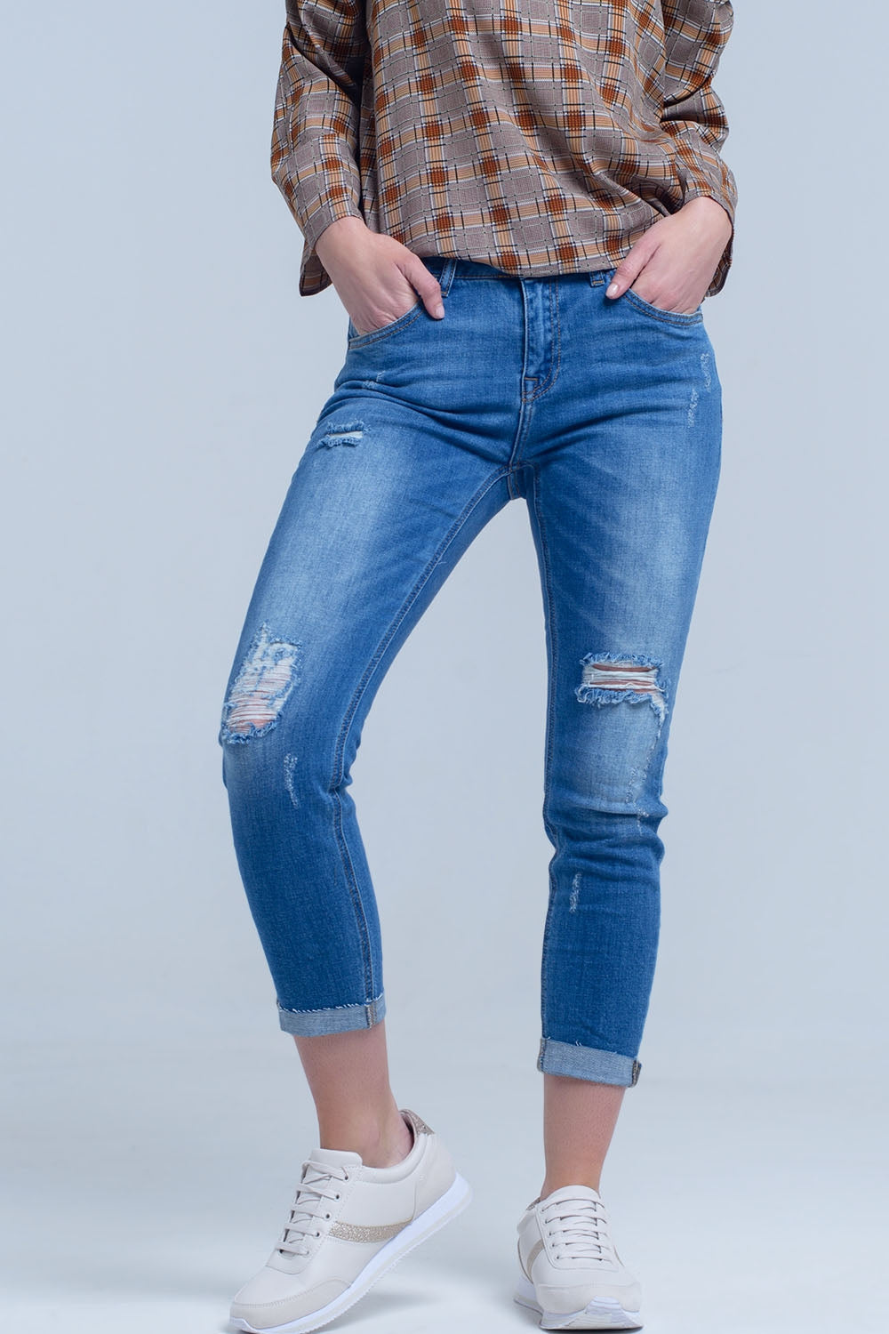 Q2 Jean skinny with rips on the legs