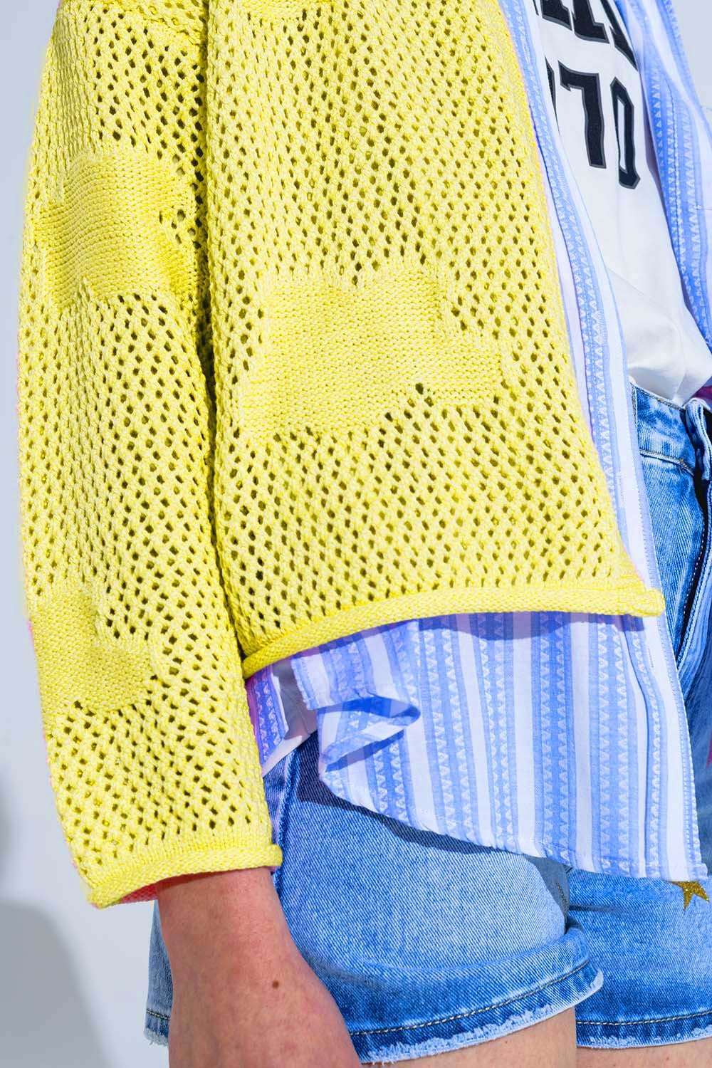 Cardigan tricoté au crochet avec nuages ​​tricotés en jaune