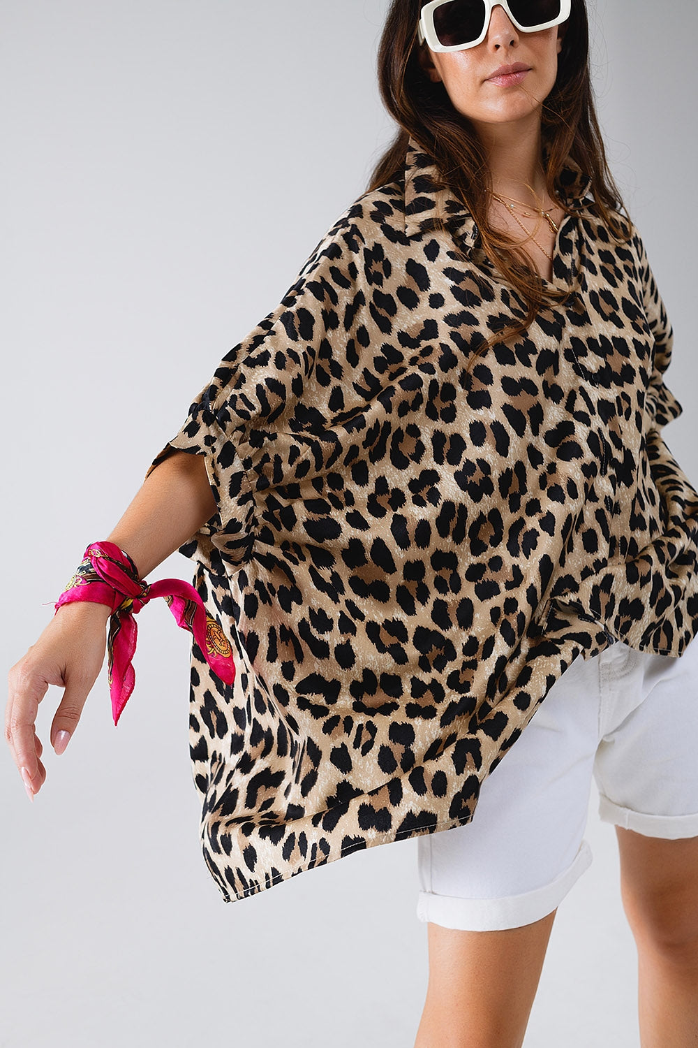 Camisa oversize com estampa de leopardo e mangas compridas 3/4