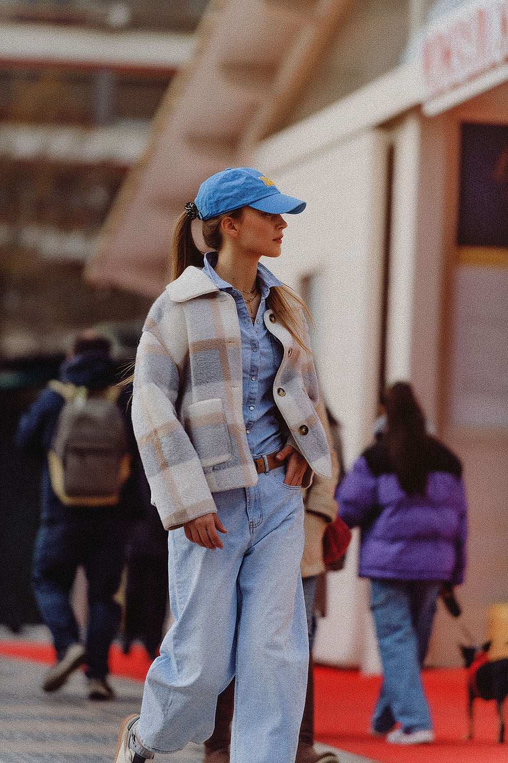 Light wash baggy jeans in a fine denim fabric