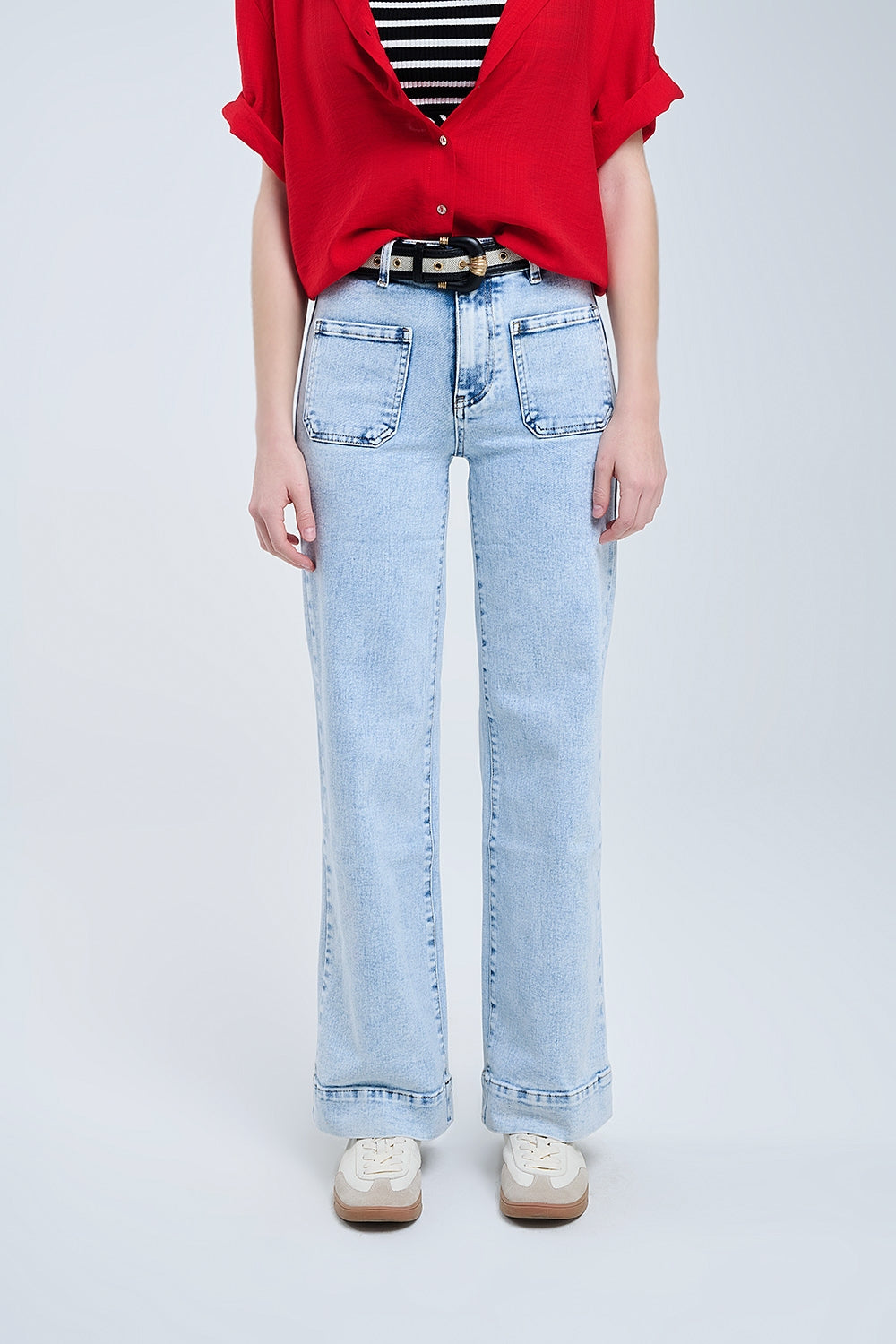 Q2 Light wash jeans with wide leg and pockets