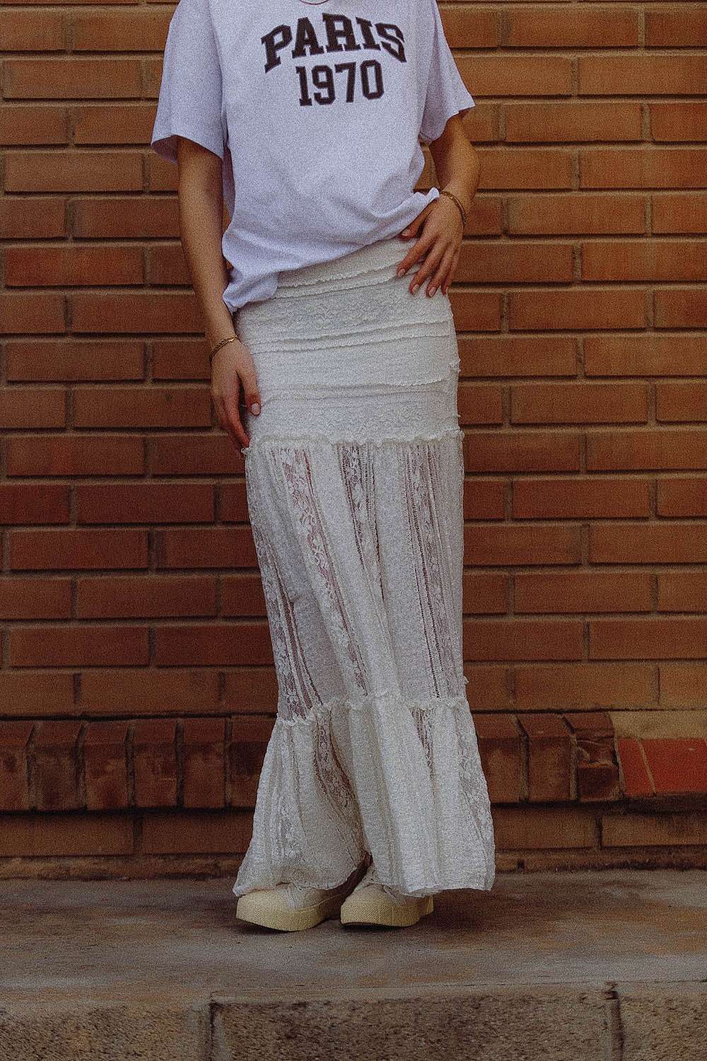 Q2 long white lace skirt fitted at the waist