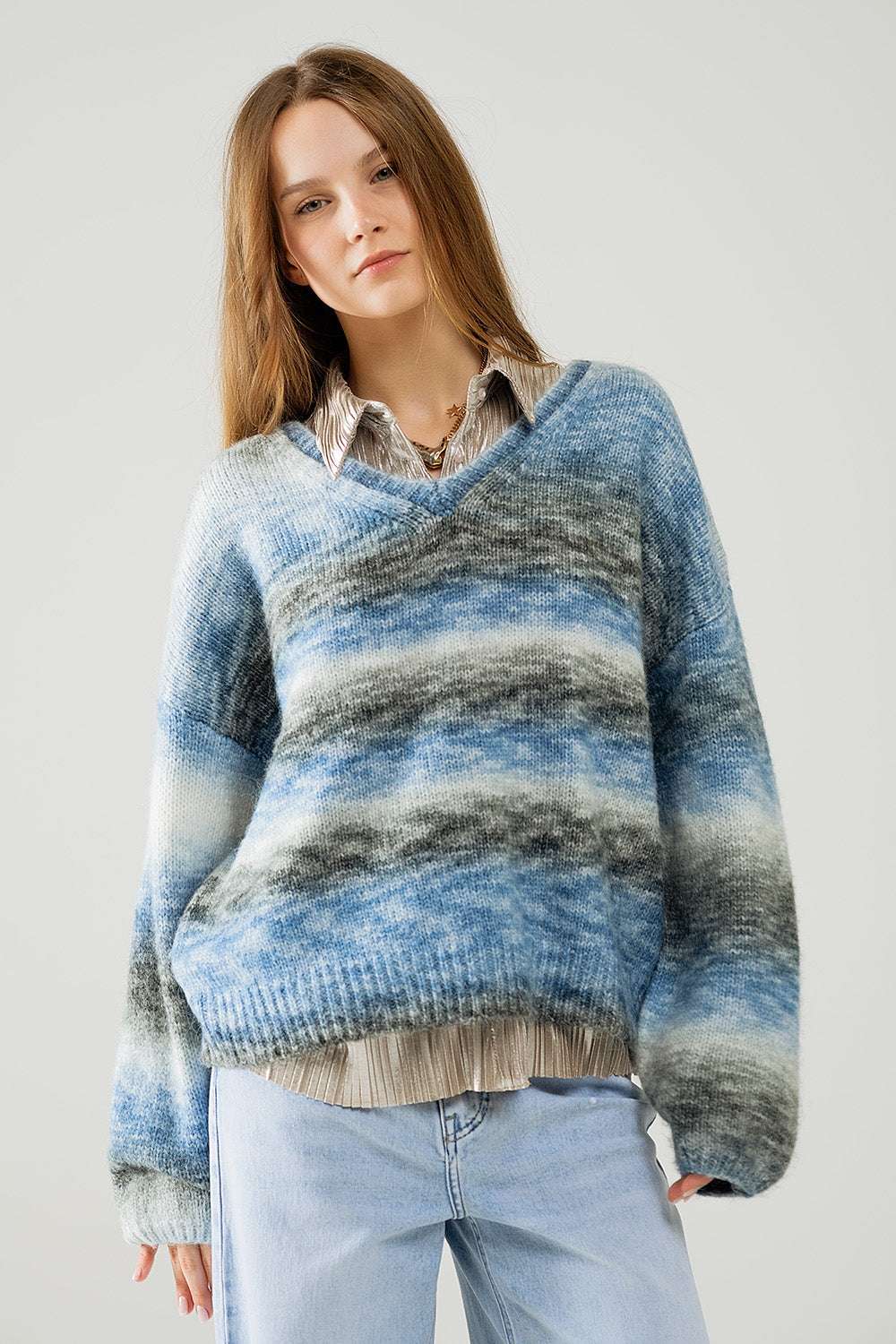 Q2 Loose V-neck sweater with blue and grey stripes