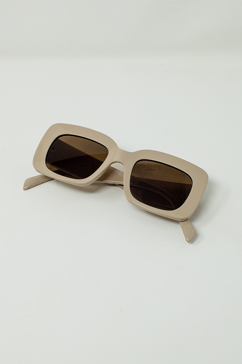 Oval Sunglasses With Smoke Lens In Beige Q2 Sunglasses BoutiqueLua