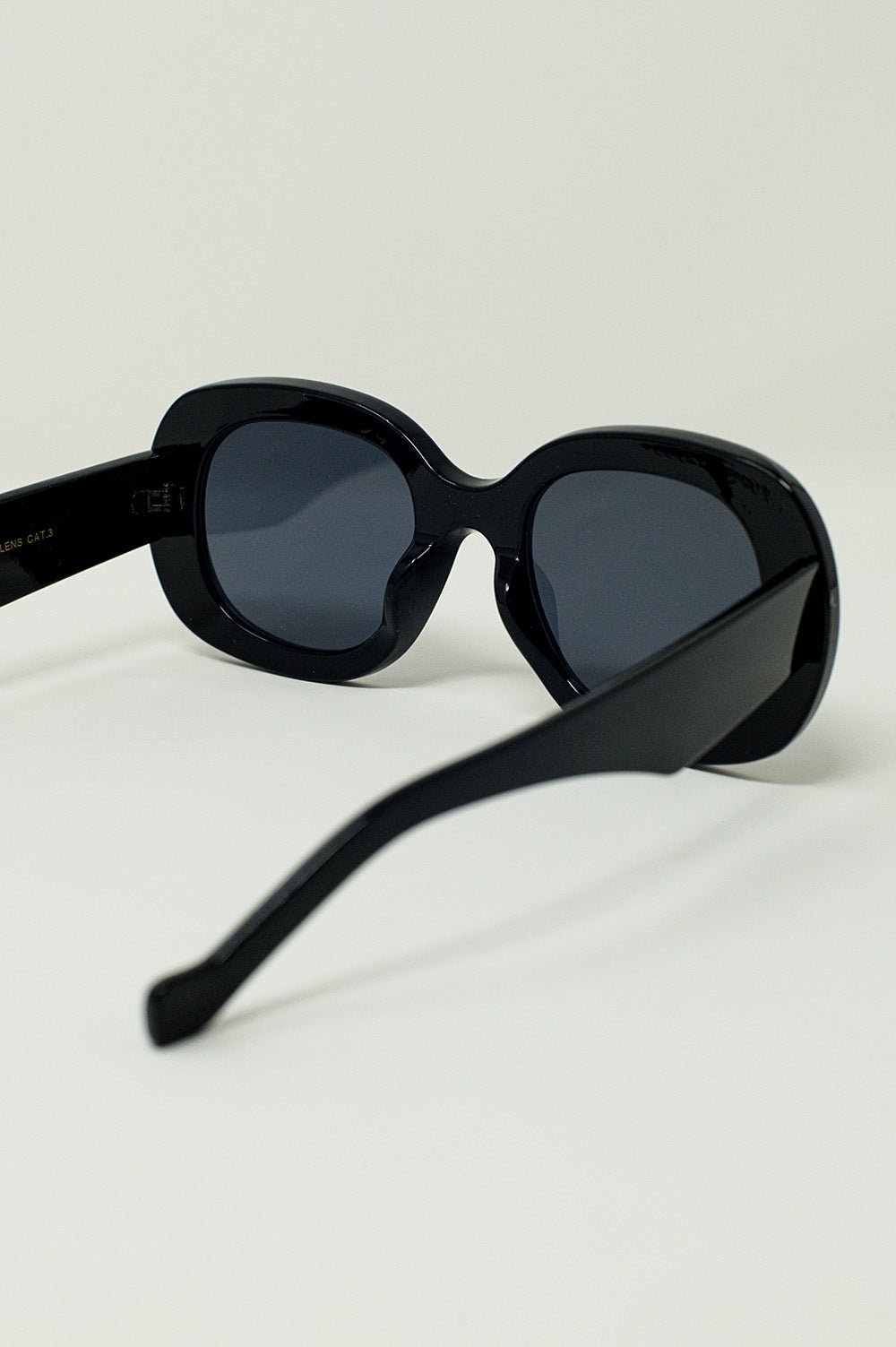 Oversized Circular Sunglasses in Black Q2 Sunglasses BoutiqueLua