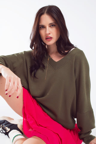 Camisa social verde oliva oversized com decote em V