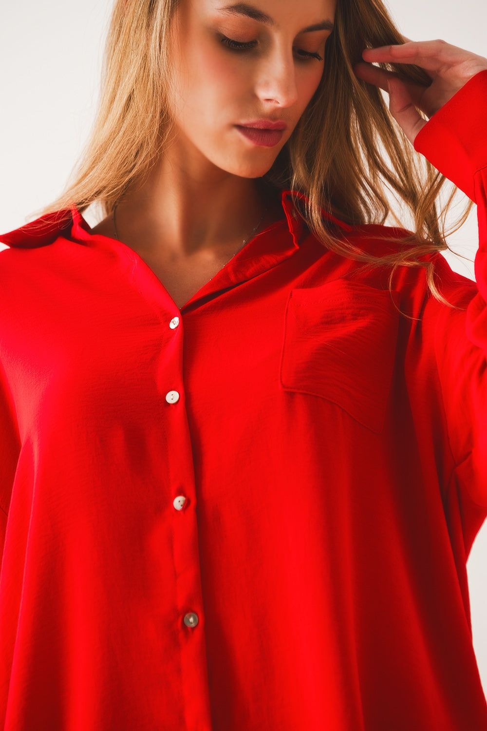 Chemise oversize avec détails de poche en rouge