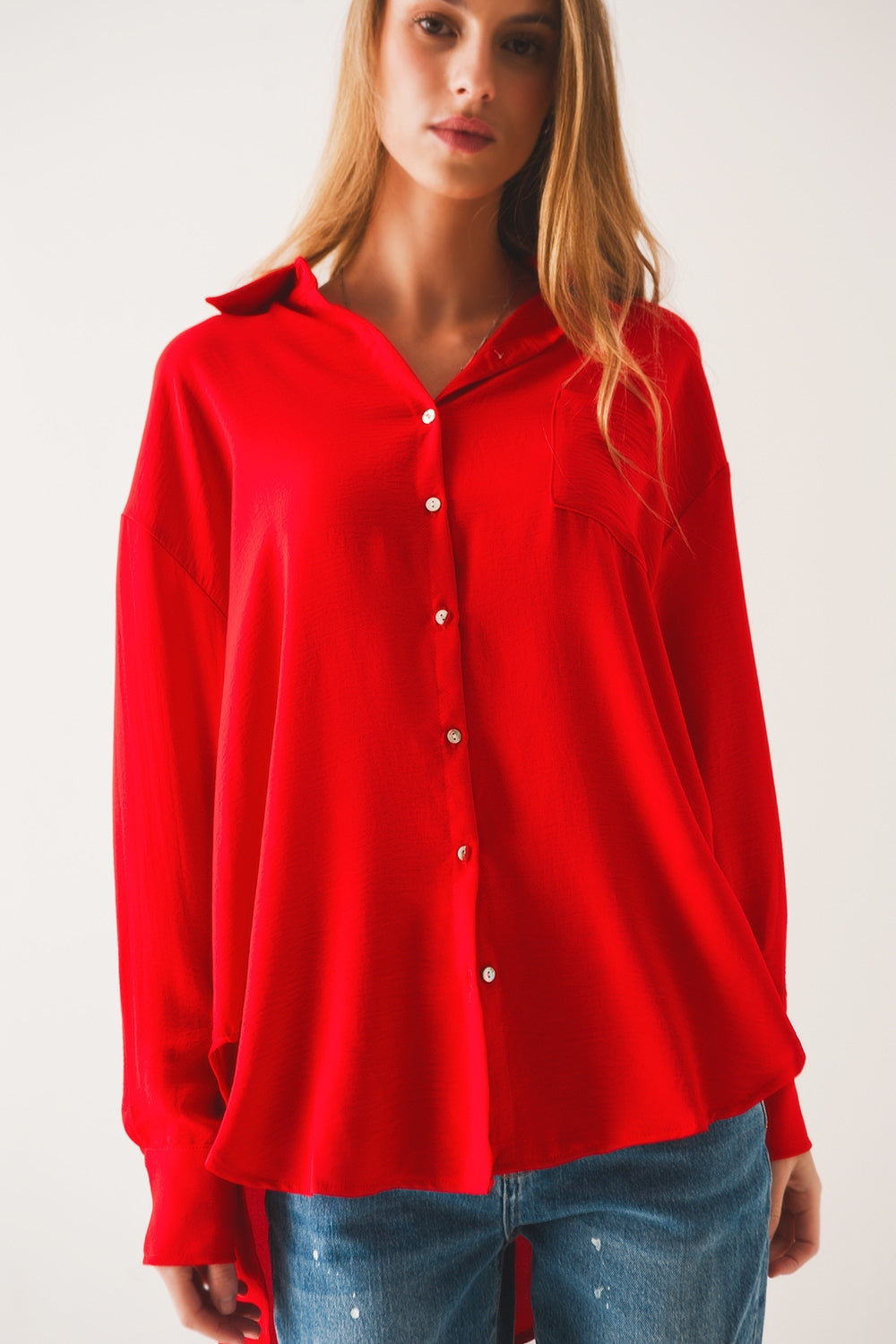 Chemise oversize avec détails de poche en rouge