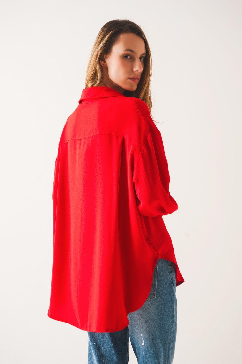 Chemise oversize avec détails de poche en rouge