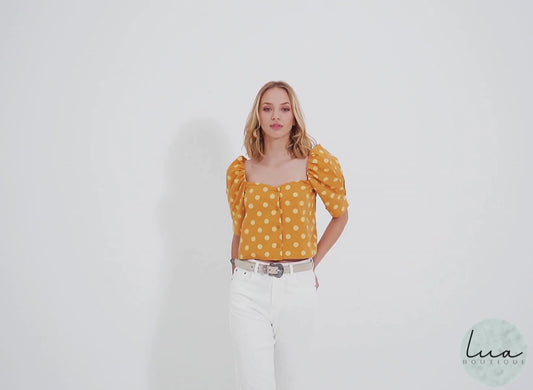 Polka dot top with puffed sleeves and square neckline in yellow