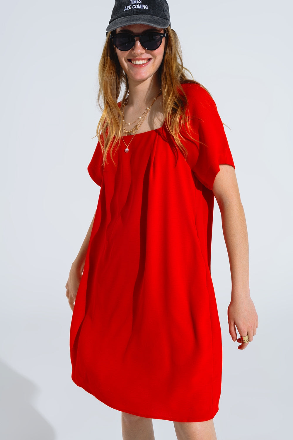 Vestido curto relaxado com decote quadrado e mangas curtas em vermelho