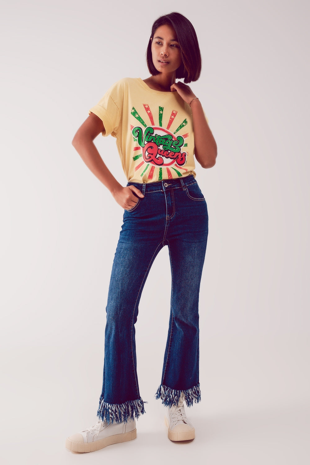 Relaxed t shirt with yellow Vintage Queens graphic print Q2 Tops BoutiqueLua
