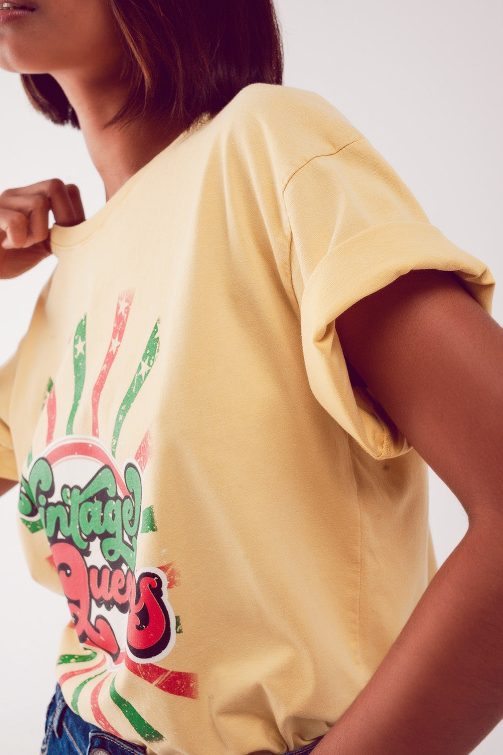 Relaxed t shirt with yellow Vintage Queens graphic print Q2 Tops BoutiqueLua