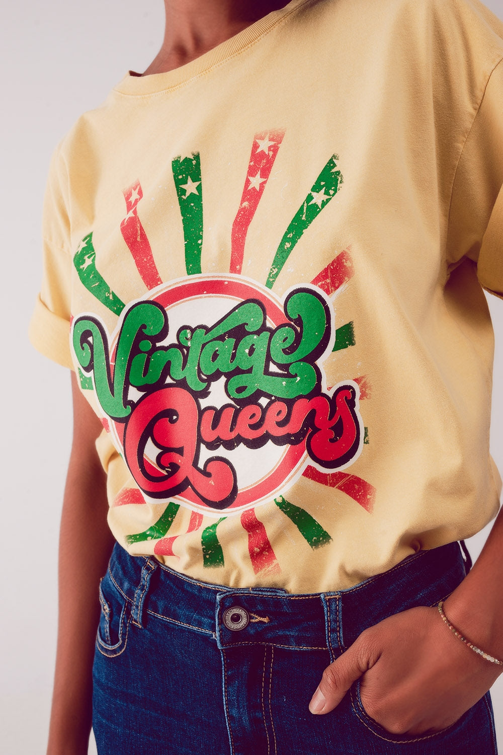 Relaxed t shirt with yellow Vintage Queens graphic print Q2 Tops BoutiqueLua