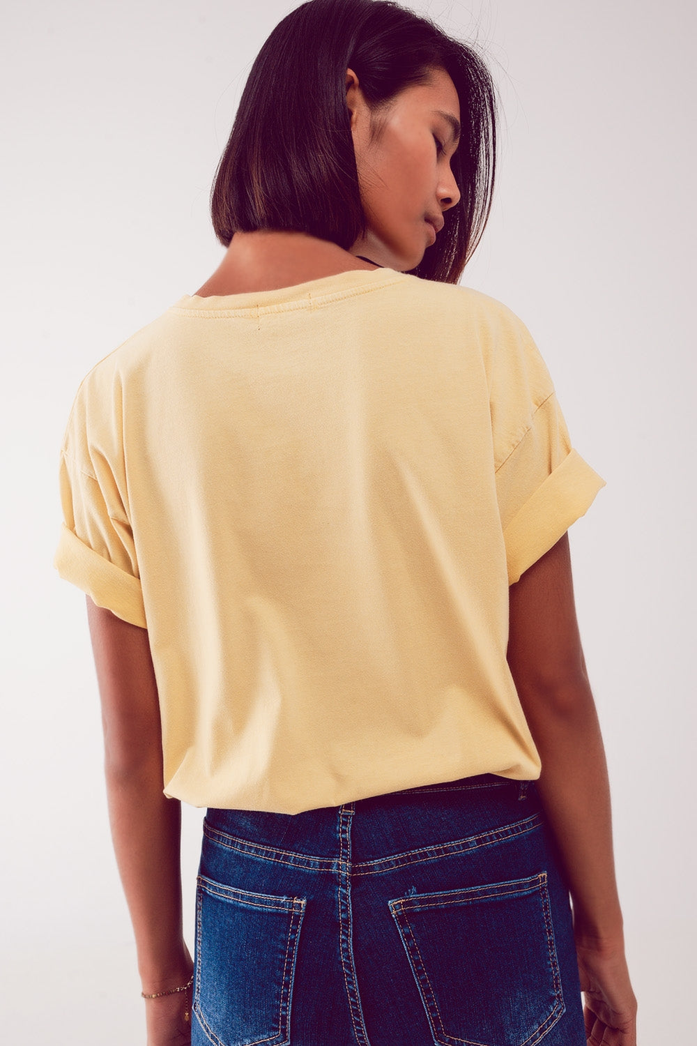 Relaxed t shirt with yellow Vintage Queens graphic print Q2 Tops BoutiqueLua