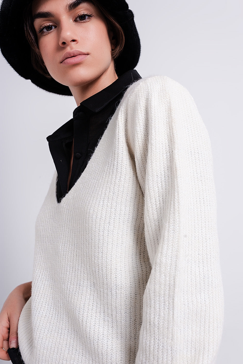 Ribbed V neck jumper in off white Q2 Sweaters BoutiqueLua