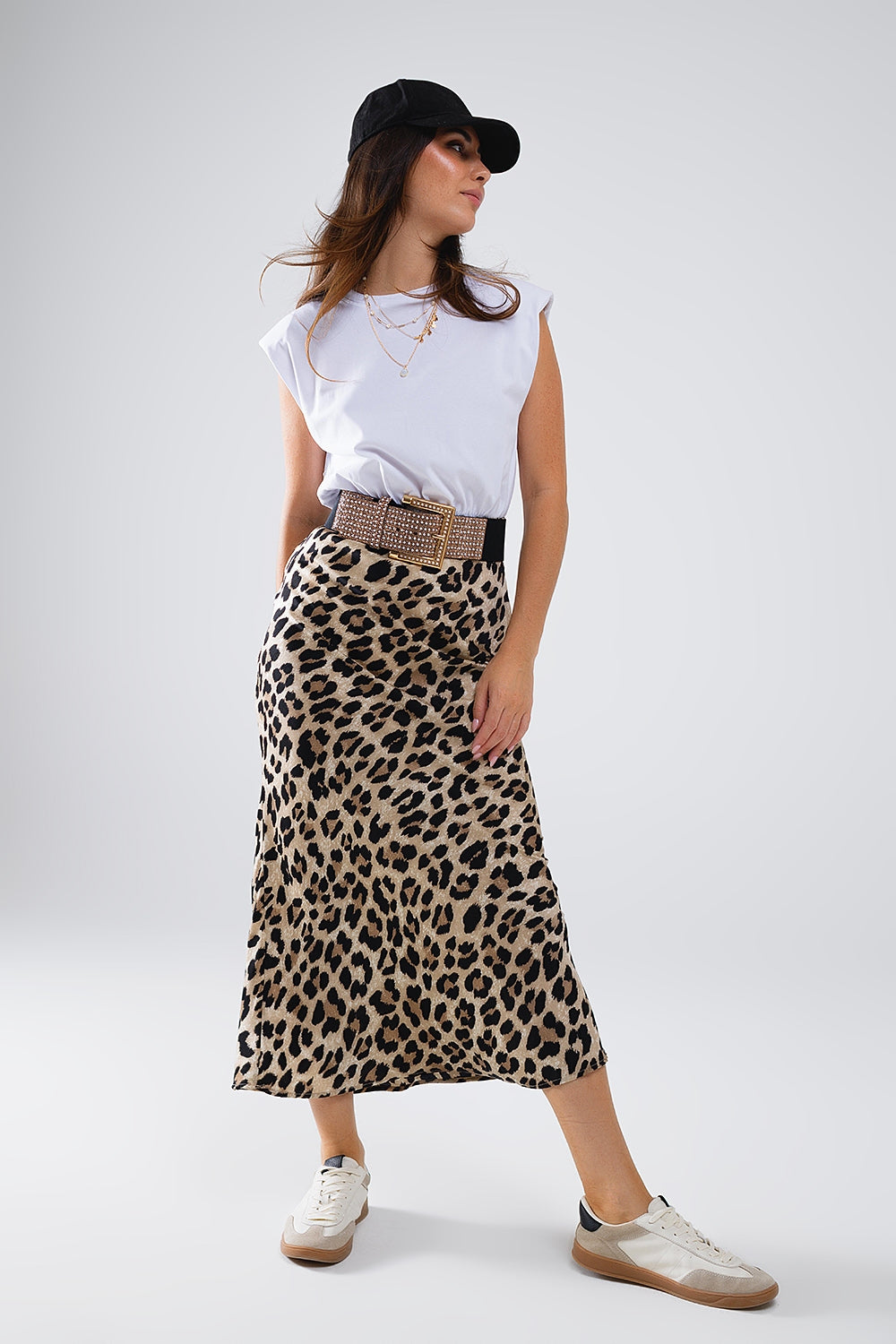 Vestido midi contrastante com acabamento acetinado e estampa de leopardo