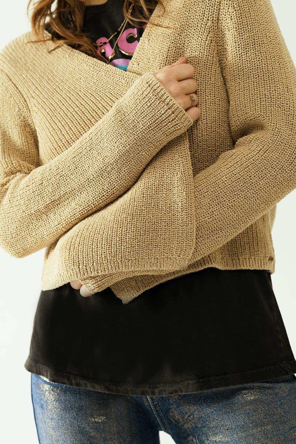 Short open cardigan in beige knit with long sleeves Q2 Sweaters BoutiqueLua